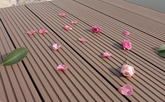 야외 울타리/보드워크/게이트/놀이터 WPC 데킹 날씨에 견고하고 친환경